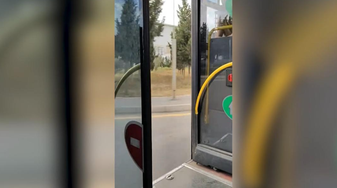 Bakıda sürücü sərnişin avtobusunu qapısıaçıq idarə edir - VİDEO