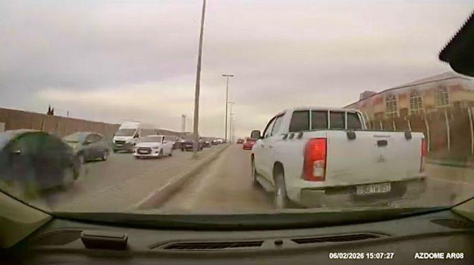 Sol zolaqdakı maşını gözardı edən sürücü qəza şəraiti yaratdı    - VİDEO