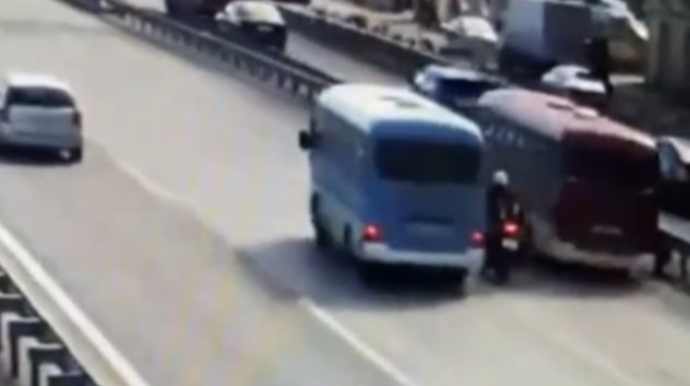 Moto sürücüsü iki avtobusun arasında qaldı - DYP görüntüləri yaydı - VİDEO 