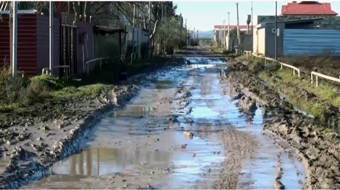 Asfalt üzünə həsrət qalan yollar, dizə çıxan palçıq – Sakinlərdən şikayət - VİDEO 