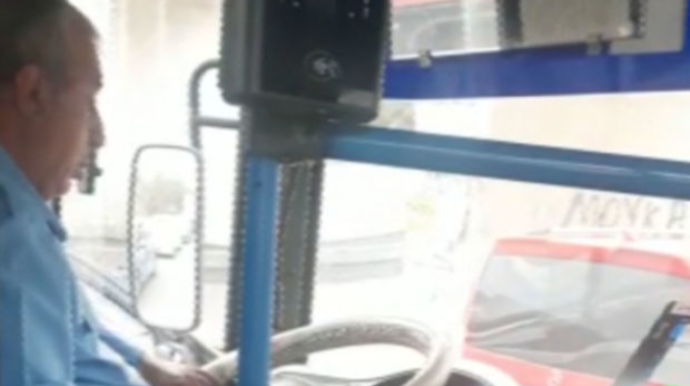 Киноман за рулем бакинского автобуса подверг опасности пассажиров   - ВИДЕО