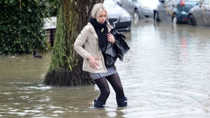 Rusiyada yolu keçən qızı sel apardı - VİDEO 