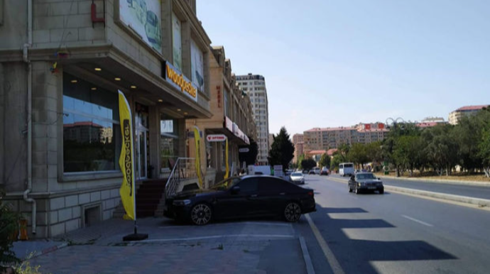 Xırdalanda mağaza sahibi qanunsuz parklanma yeri yaradıb - AÇIQLAMA 