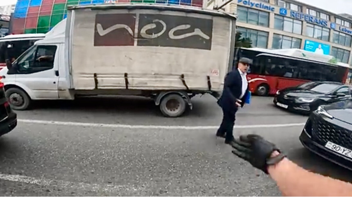 Bakıda yol üstündə gərgin anlar: Piyada ilə sürücü arasında mübahisə yarandı   - VİDEO