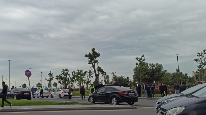 Bakıda iki maşın toqquşub, "Gelandewagen” aşıb - FOTO 