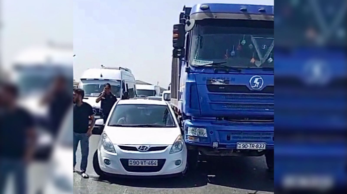 “Shacman”nın yoluna girən  xanım sürücü qəza törətdi  - VİDEO