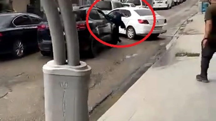 Sürücü yolda dalaşdığı adamın üstündən maşınla keçib qaçdı - ANBAAN VİDEO   