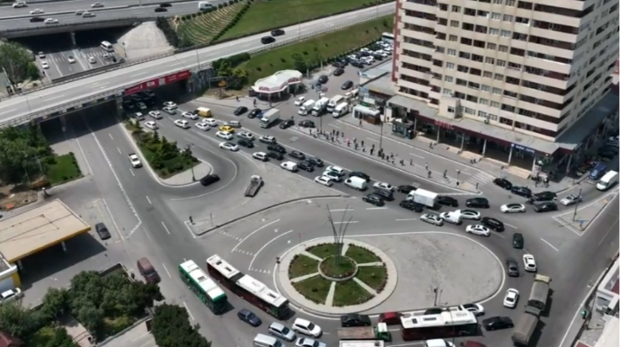 Sürücülərin və sərnişinlərin işlərini çətinləşdirən yol - VİDEO