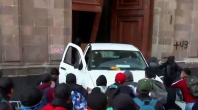 Etirazçılar prezident sarayına AVTOMOBİLLƏ SOXULMAĞA cəhd ediblər - FOTO