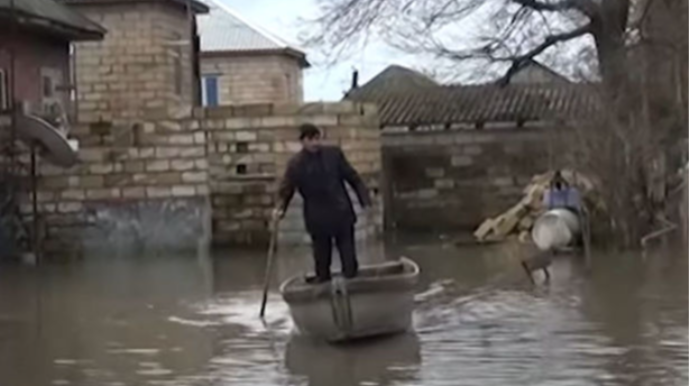 "Венеция" на юге Азербайджана: сельчане вынуждены плыть на лодках по своим дворам - ВИДЕО 