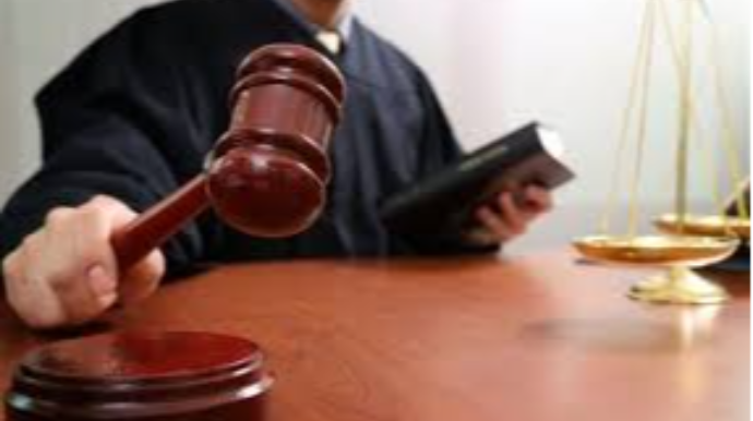 Salona icazəsiz getdiyinə görə bacısını bıçaqlayan qardaşa ağır cəza 