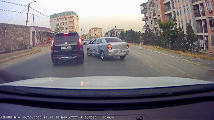 Yola baxmayan taksi sürücüsü az qalsın “Prado”nu vuracaqdı   - ANBAAN VİDEO
