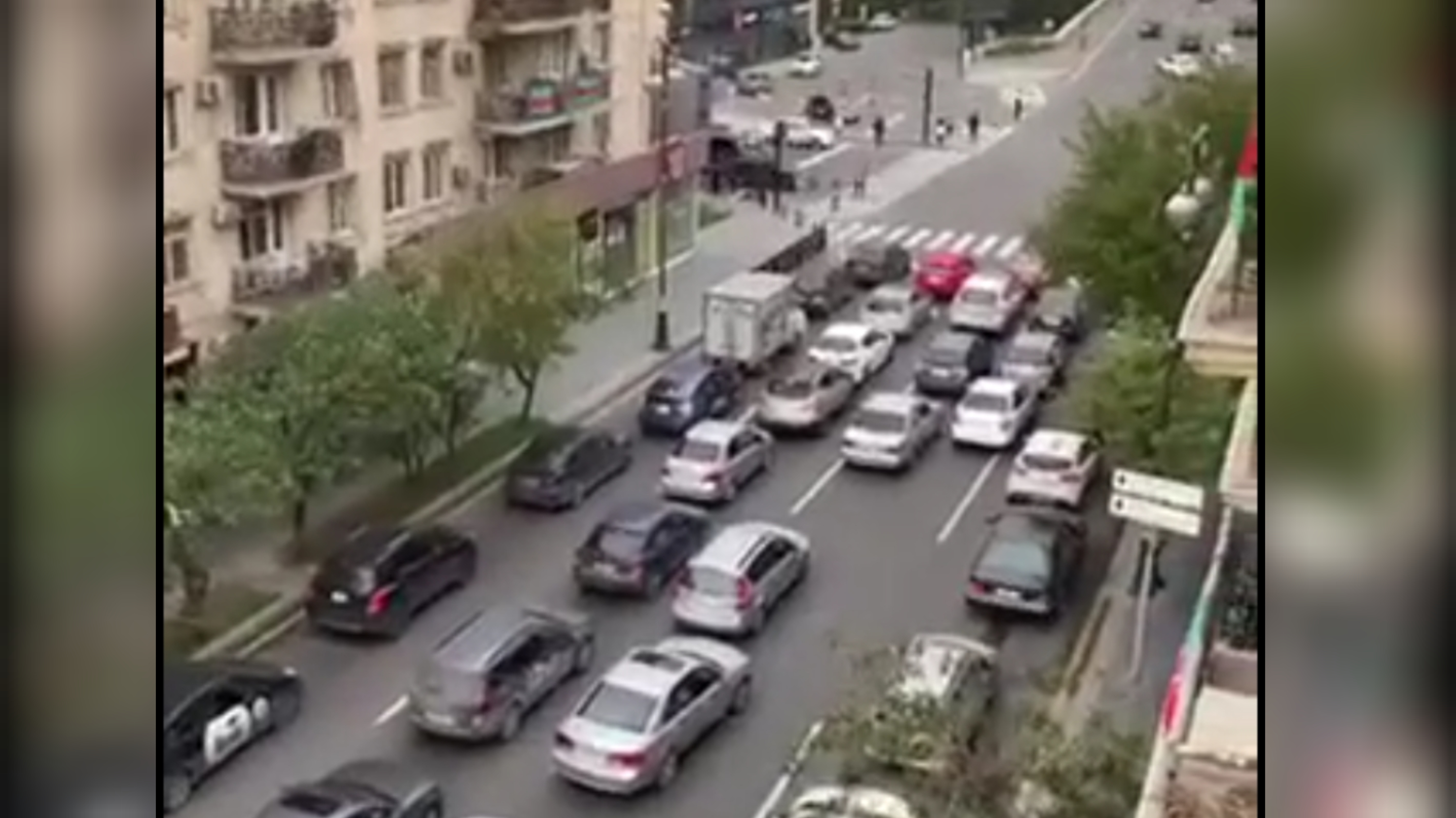 Bu küçənin sakinləri siqnal səsindən yata bilmir - VİDEO