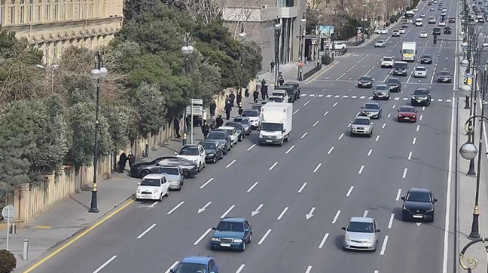 NİİM:  Buraxılış imtahanının keçirildiyi məktəblərin qarşısındakı yollarda vəziyyət nəzarət altındadır