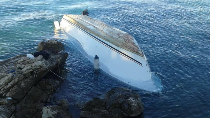 Четверо погибли после опрокидывания лодки у берегов Турции