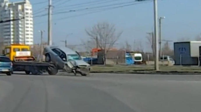 Qəzalı halda aparılan maşın evakuatordan aşaraq yenidən qəzaya düşdü  - VİDEO