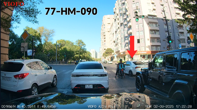 Sağa dönənlərin zolağına girən sürücü eyni anda 3 qayda pozdu - VİDEO