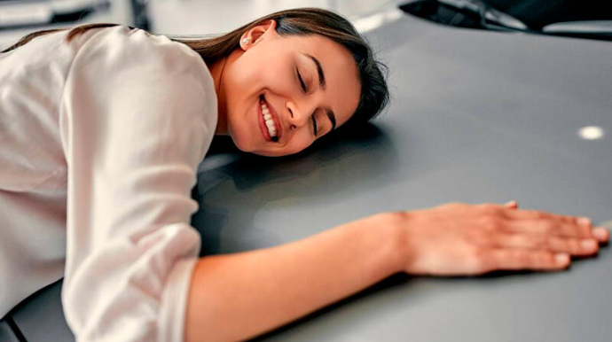 Bu ölkədə ilk dəfə qadınlara maşın sürməyə icazə verildi 