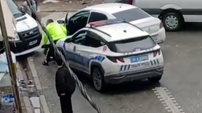 Polisdən qaçan sürücü qəza törətdi: 3 avtomobilə zərər vurdu - VİDEO 