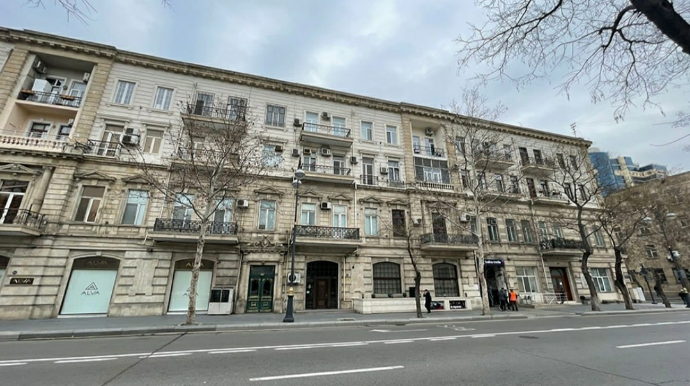 Səbaildəki eyvan təbii səbəblərdən uçub; suvaq da vurulmayıbmış - FOTO