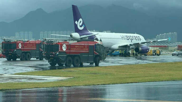 Honkonqda tayfun təyyarəni uçuş-eniş zolağından çıxardı