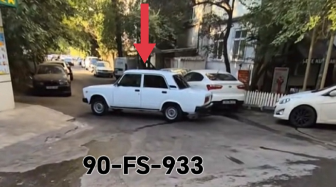 Maşını yolun ortasına atıb gedən sürücü hərkəti məhdudlaşdırdı - VİDEO