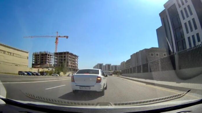 Obyektin həyətinə girmək istəyən sürücü necə gəldi sürüb  təhlükə yaratdı  - VİDEO