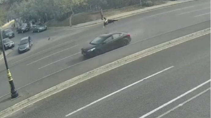 В Баку автомобиль подкинул женщину в воздух  - ВИДЕО