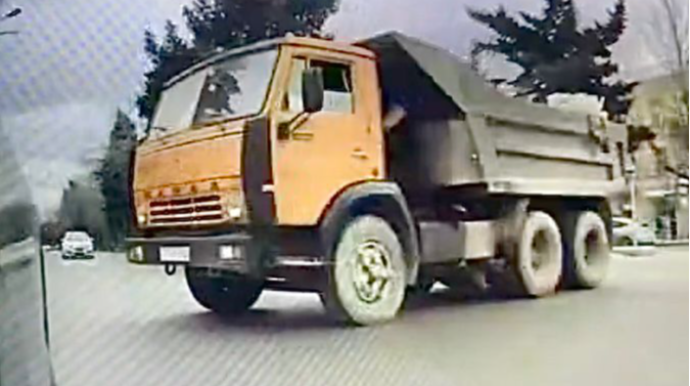 Yolayrıcına qəfil girən “KamAZ” qəzadan son anda yaxa qurtardı    - VİDEO