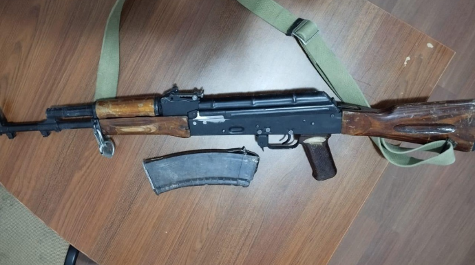 2 “Kalaşnikov” avtomatını polisə könüllü təhvil verdilər - FOTO 