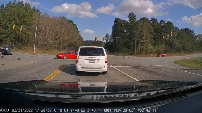 Qırmızıda keçən sürücü bir neçə maşını qəzaya saldı - VİDEO 