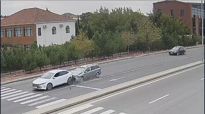 Sürət rejiminə əməl etməyən "Opel" "BYD"-ni arxadan vurdu, baqajı yoxa çıxdı - VİDEO