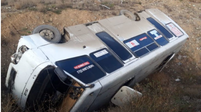 В Гяндже перевернулся пассажирский автобус  - ФОТО