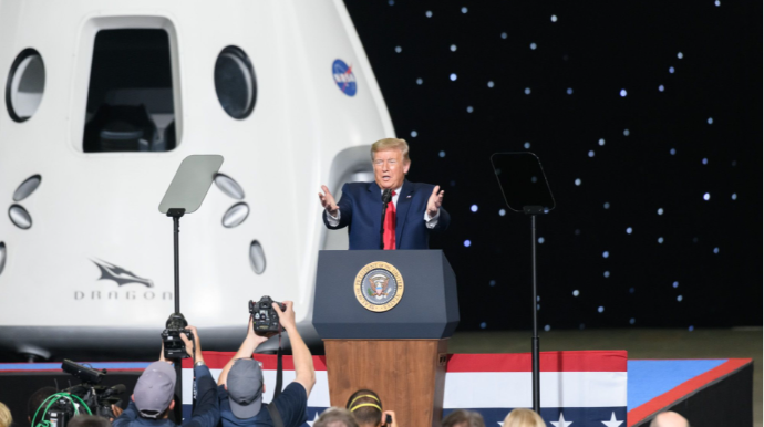 Tramp kosmosa kommersiya uçuşları qaydalarını yumşaldan fərman imzalayıb 