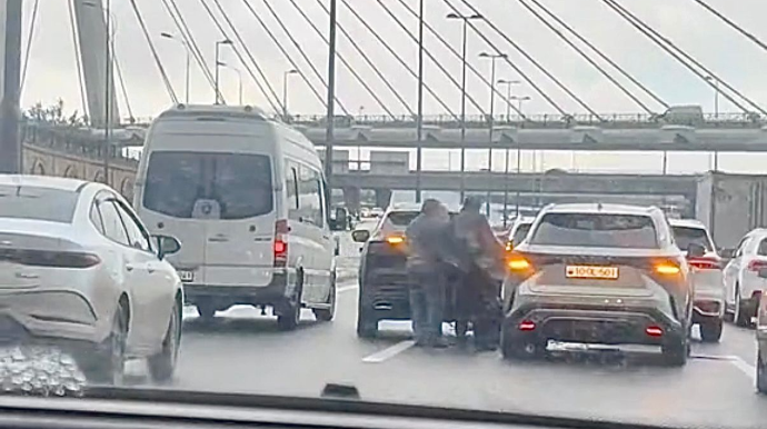 Prospektdə zəncirvari qəza - 4 avtomobil toqquşdu    - VİDEO