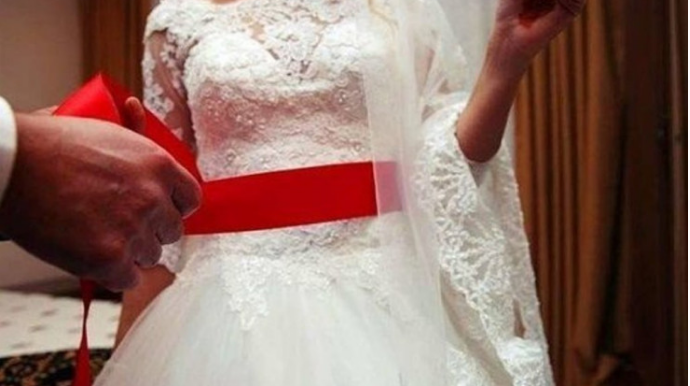 Azərbaycanda RƏZALƏT:  ata iki qızını bir direktora ərə vermək istədi