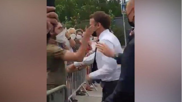 Makrona küçənin ortasında şillə vurdular - VİDEO