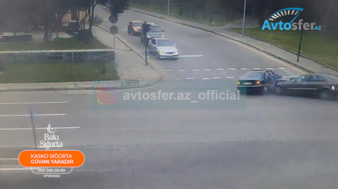 Qırmızıda keçən "Mercedes" digər "Mercedes"i belə vurdu - VİDEO