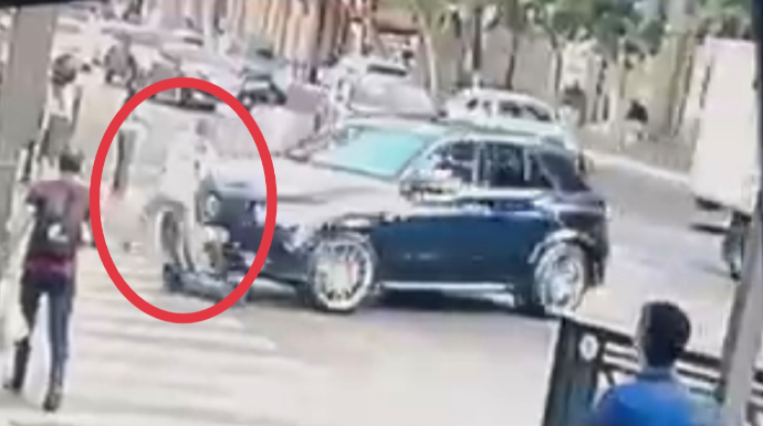 Skuterlə maşının altında qalan azyaşlının faciəvi ölümünün anbaan görüntüləri - VİDEO 