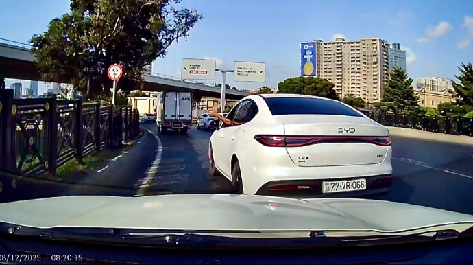 Prospektdə təhlükə yaradan sürücü əl-qol hərəkətləri ilə  özünə haqq qazandırdı  - VİDEO