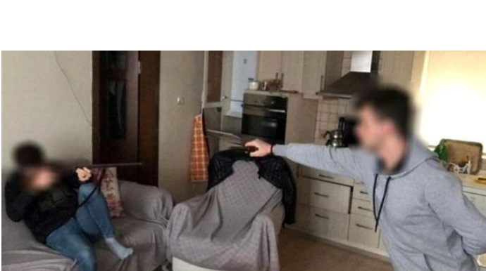 Yeniyetmələrin silahla şəkil  həvəsi ölümlə nəticələndi - FOTO 