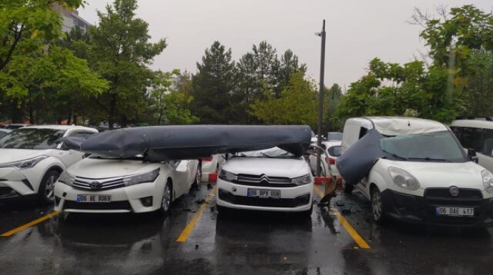 Təyyarənin yanacaq çəni parkinqdəki maşınların üstünə düşdü   - VİDEO - FOTO