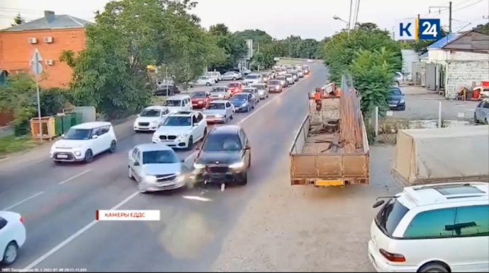 "Ağıllı sürücü" tıxacda "protiv" getmək istədi: qəza törətdi   - VİDEO