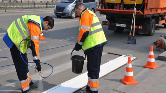 Bakının Heydər Əliyev prospektində rənglənmə işləri aparılır - FOTO