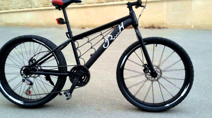 Velosipedçini vuran avtomobil kanala aşıb