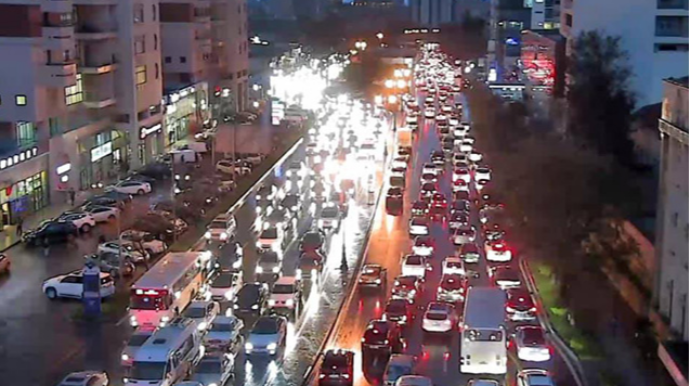 Bakının bu küçə və prospektlərində sıxlıq var, avtobuslar gecikir  - FOTO