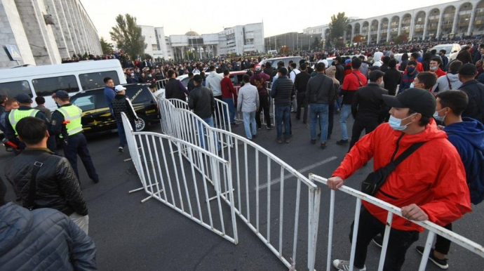 Bişkekdə etirazçılar meriya binasını və dövlət qurumlarını ələ keçirdilər