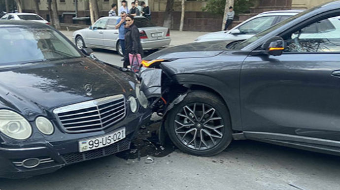 AMEA-nın həyətində zəncirvari qəza - FOTO