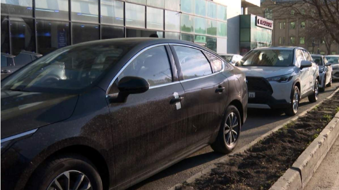 Bakıda avtosalon parklanma yerlərini zəbt etdi - VİDEO 