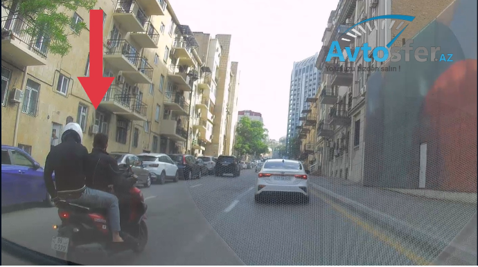 Dəbilqəsiz yola çıxan motosiklet sürücüsü qəza şəraiti yaratdı  - VİDEO
